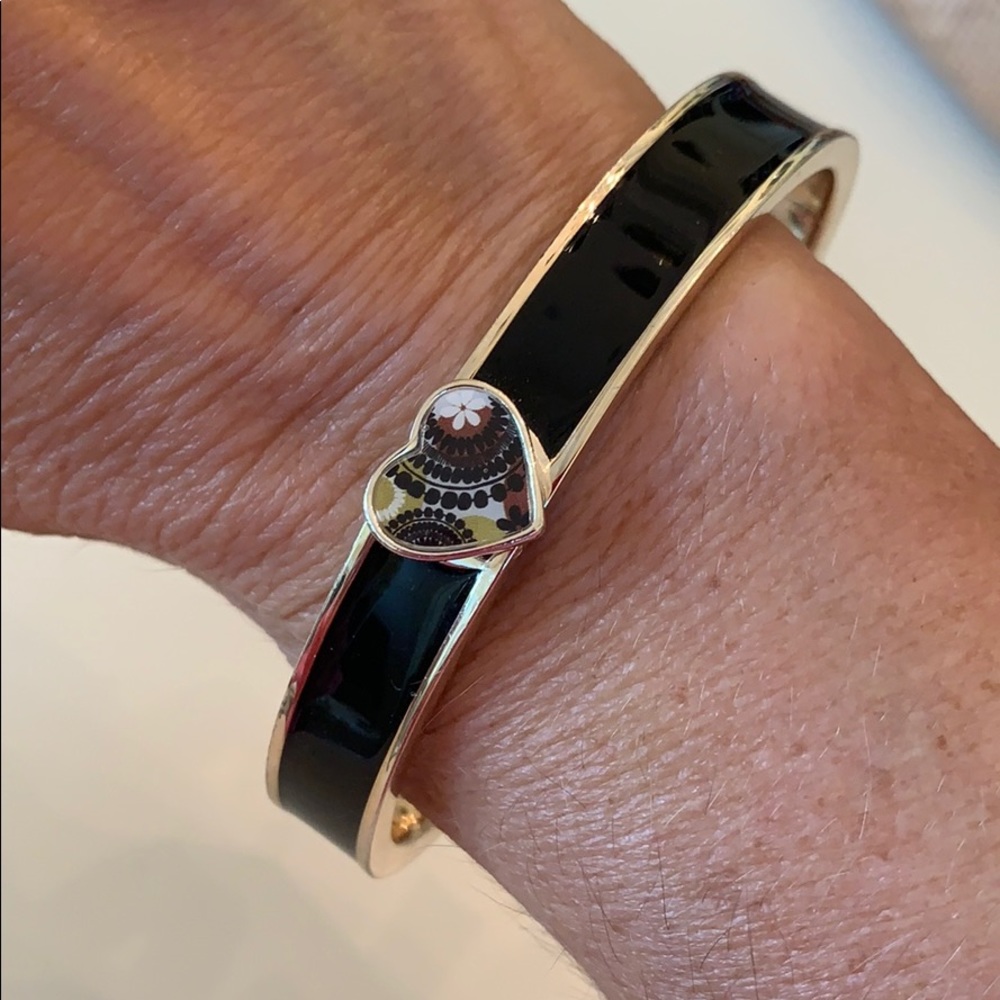 Vera Bradley hinged bracelet. Coco Moss pattern (retired) 🖤 💚